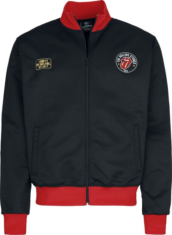 Zwarte trackjacket met rode kraag en boorden, met Rolling Stones badge links op de borst.