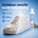 Vergelijking van een witte sneaker, half schoon en half vuil, met een fles Pooms foam cleaner en een borstel.