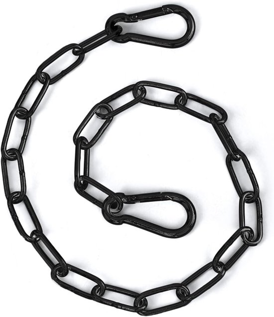 Een spiraalvormige zwarte metalen ketting met twee karabijnhaken op een witte achtergrond.