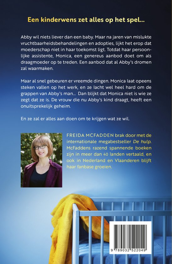 Vrouw met bril en paars jasje voor een blauwe achtergrond. Een babybedje met een geel dekentje.