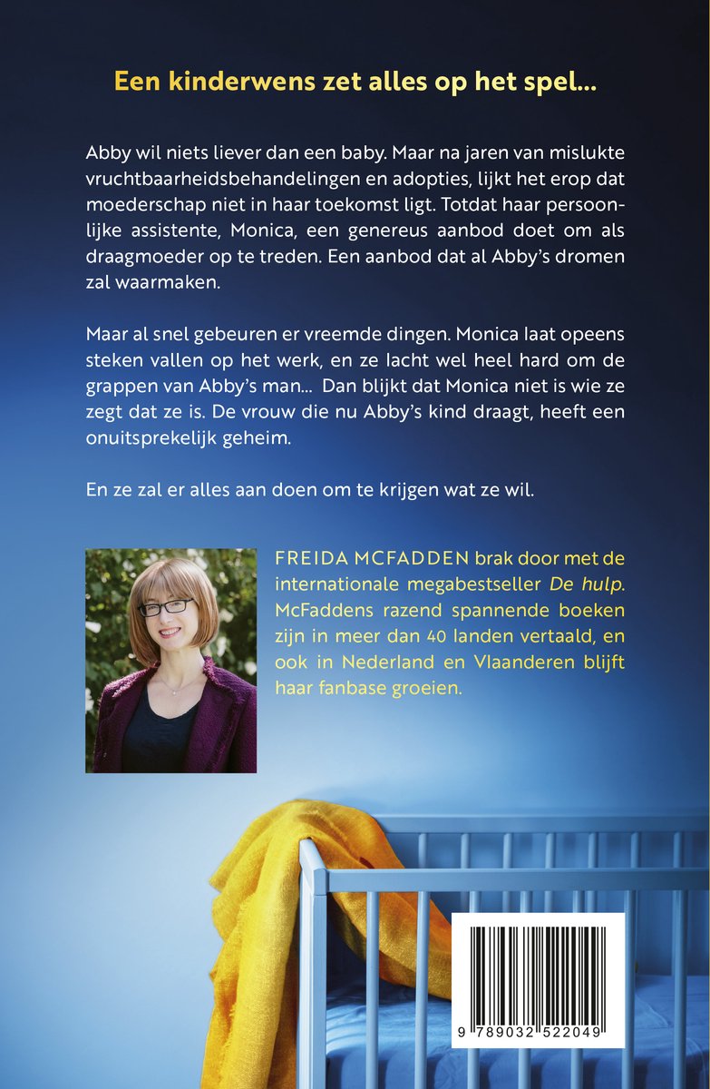 Vrouw met bril en paars jasje voor een blauwe achtergrond. Een babybedje met een geel dekentje.