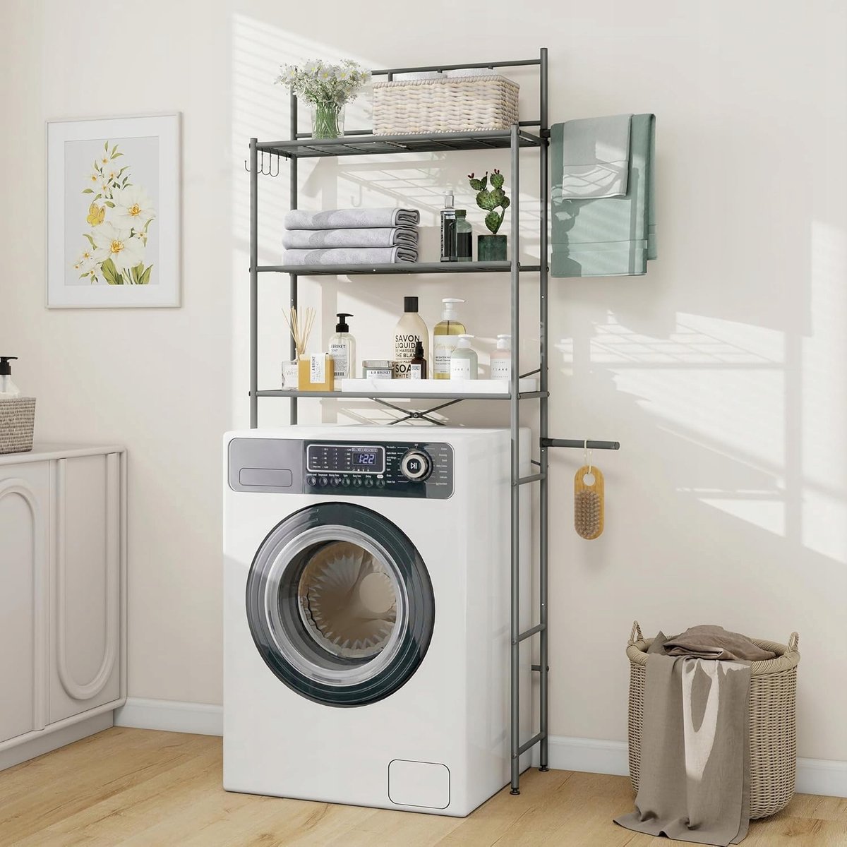 Stijlvolle grijze badkamerkast boven wasmachine/droger met 4 legplanken