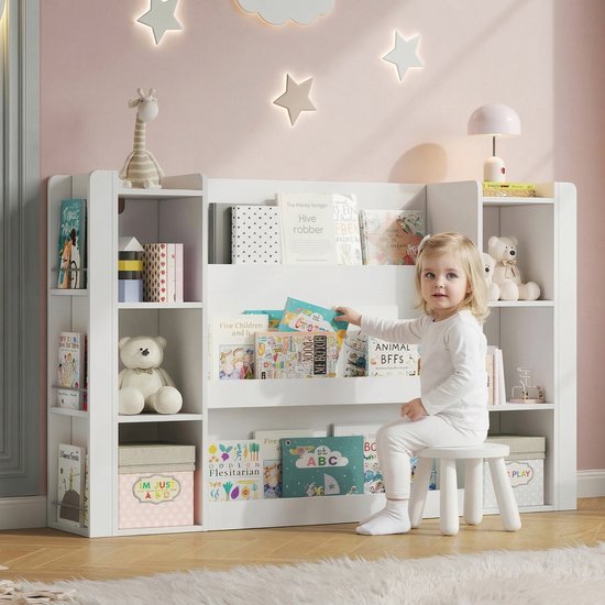 Witte kinderboekenkast met een meisje dat op een krukje zit en een boek uit de middelste plank pakt.