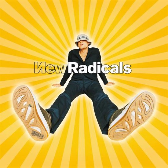 Persoon met gestreepte hoed, zwart jasje en broek, zittend met gespreide benen, op gele achtergrond met stralen. Tekst "New Radicals".