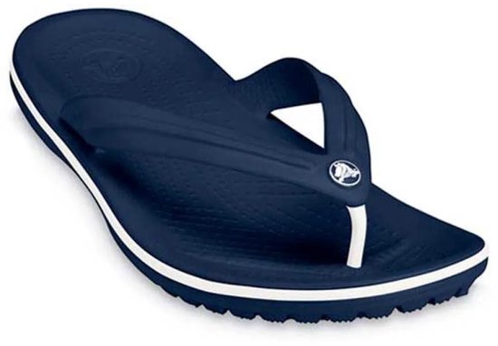 Donkerblauwe Crocs band flip-flop met witte streep op de zool.