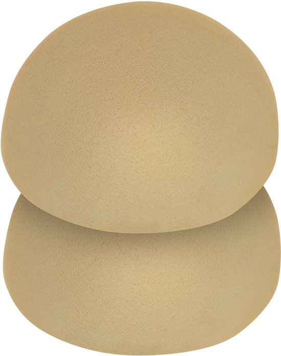 Twee ronde, beige beha-inzetstukken op een witte achtergrond.
