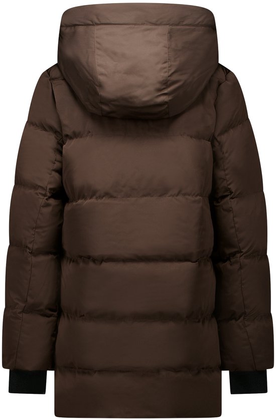 Achterkant van een bruine winterjas met capuchon en horizontale vullingen.