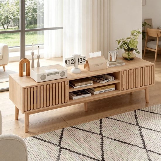 Houten tv-meubel met lamellen deuren, open vakken met boeken en decoratie.