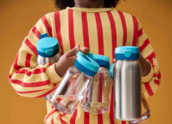 Kind met gestreepte trui houdt zilverkleurige drinkflessen vast met turquoise en blauwe doppen.