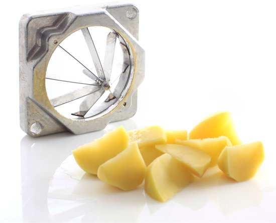 Zilverkleurige frietsnijder met 4 messen, naast een stapel aardappelstukken.