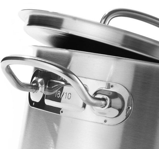 Rvs kookpan met deksel, met '18/10' markering op de handgreep.