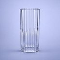 Verre Duralex Manhattan avec nervures verticales sur fond bleu clair.