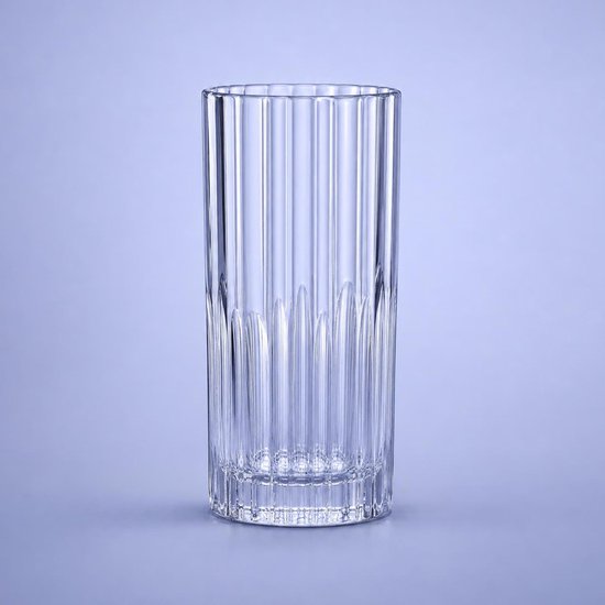 Verre Duralex Manhattan avec nervures verticales sur fond bleu clair.