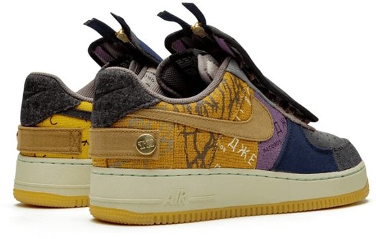 Achterkant van de Nike Air Force 1 Low Travis Scott sneaker met patchwork en beige bandjes.