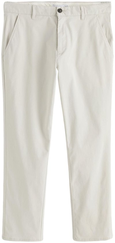 Witte slim-fit chino broek, recht model, op wit geplaatst.