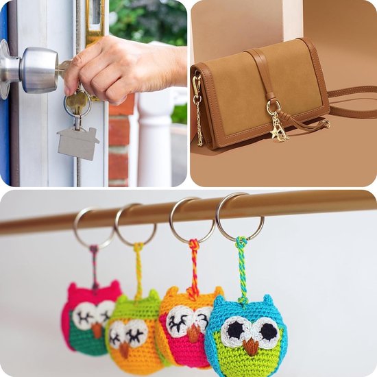 Een sleutel met een huisvormig label wordt in een slot gestoken. Een bruine suède tas met gouden details en een ketting. Vier gehaakte uiltjes sleutelhangers in roze, groen, oranje en blauw.