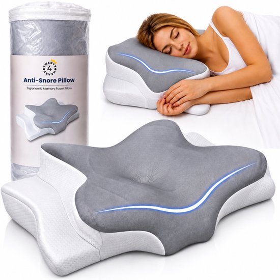Ergonomisch traagschuim kussen tegen snurken, met een grijze bovenkant en witte basis. Een vrouw slaapt erop. De verpakking staat ernaast.