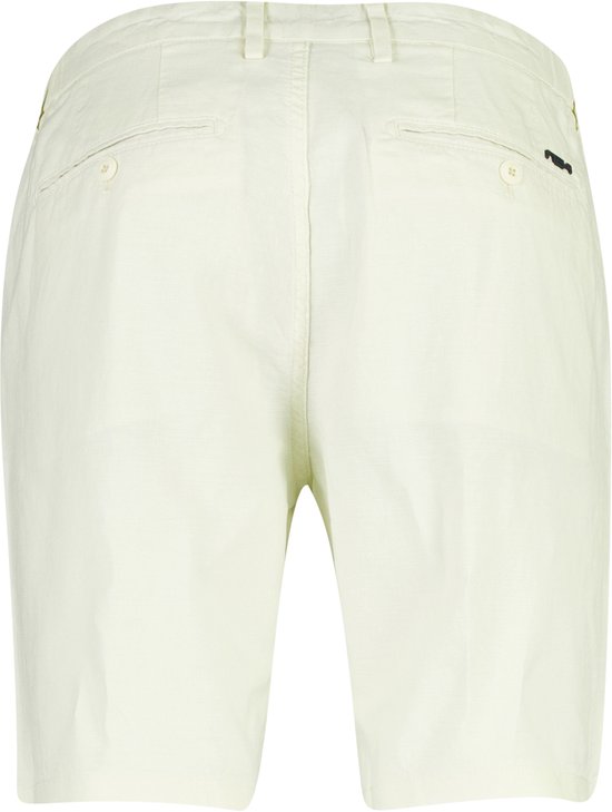 Achterkant van gebroken witte chino shorts met twee achterzakken met knopen en een logoplaats.