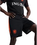 Zwarte Nike voetbalshort met oranje zijstrepen en KNVB-logo.