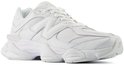 Witte New Balance 9060 sneaker, van voren bekeken.