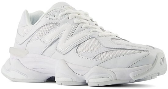 Witte New Balance 9060 sneaker, van voren bekeken.