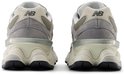 Achterkant van grijze New Balance 9060 sneakers met beige en zwarte accenten.