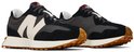 Twee zwarte New Balance sneakers met beige 'N' logo, witte zolen en bruine profielzolen.