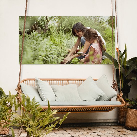 Décoration murale extérieur Mère et fille plantant ensemble dans le jardin - 160x80 cm - Toile jardin - Affiche extérieure.