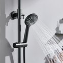 Zwarte handdouche die water sproeit, gemonteerd op een zwarte douchestang.