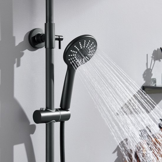 Zwarte handdouche die water sproeit, gemonteerd op een zwarte douchestang.