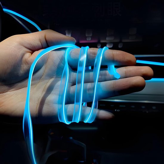 Blauwe flexibele led-lichtstrip in een hand.