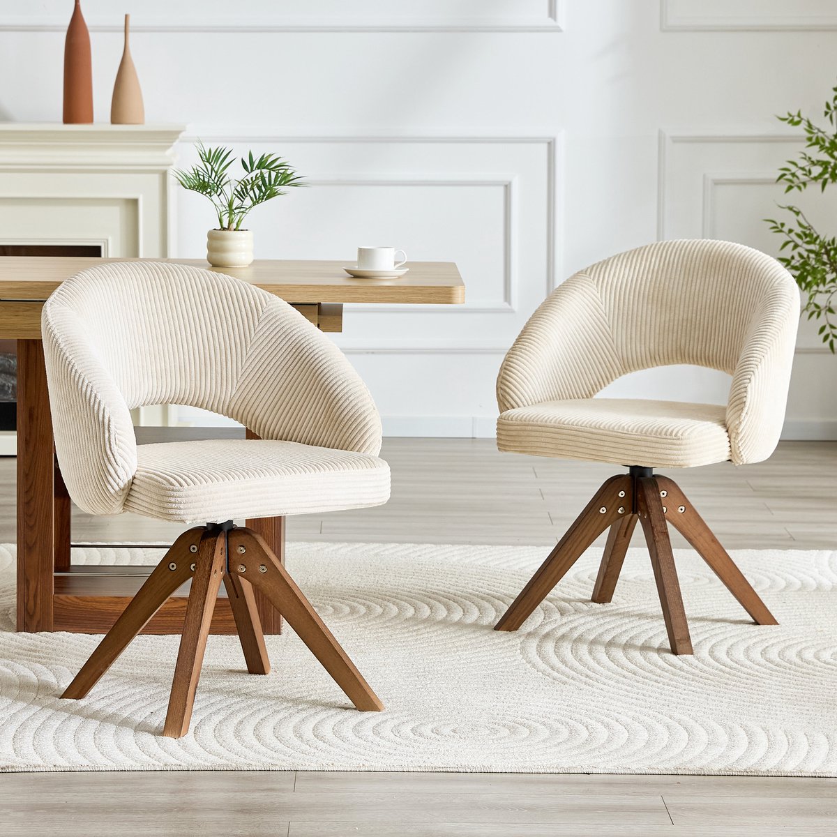 Set van twee retro draaistoelen. Witte stof met een verticaal streepmotief en massief houten poten met een walnootafwerking, 360° geruisloze draaifunctie en gebogen rugleuning. Geschikt voor eetkamers en woonkamers.