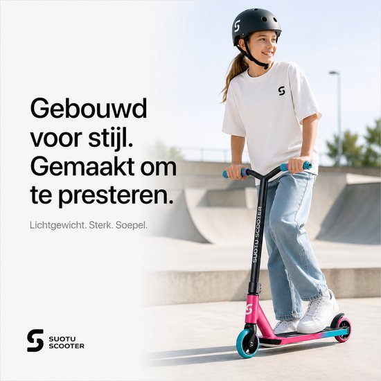 Meisje in een skatepark met een roze/blauwe stuntstep. Ze draagt een helm en spijkerbroek.