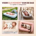 Vier afbeeldingen: baby in lichtblauw nestje buiten, baby in grijs nestje tijdens speeltijd, baby in crèmekleurig nestje slapend, kat in roze nestje.