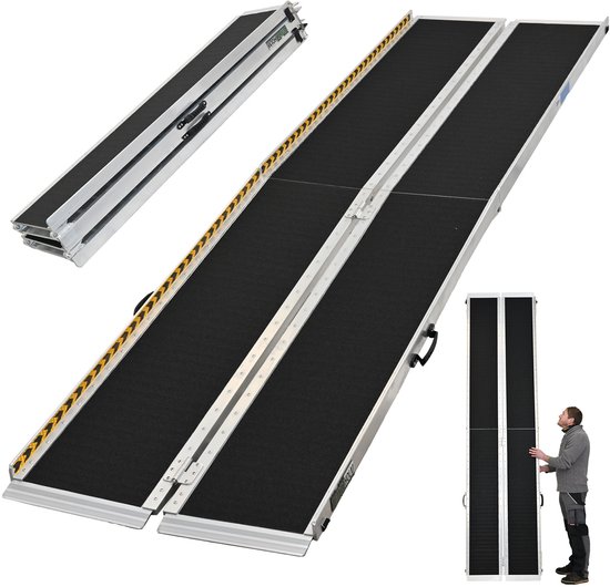 Een man en een rolstoel op een aluminium oprit met zwart antislipoppervlak.
