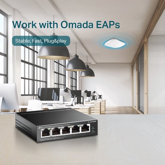 Een zwarte TP-Link 5-Poorts Gigabit Desktop Switch met 4-Poort PoE, geplaatst op een bureau in een modern kantoor, met tekst"Work with Omada EAPs".