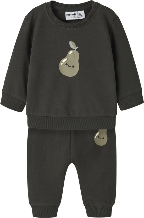 Donkergroene jogging set met aan de voorkant een print van een lachende peer met blaadjes, en een kleine print op de broek.