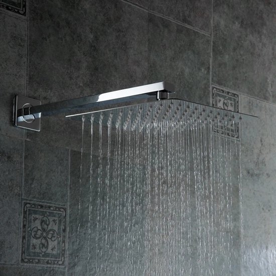 Regendouchekop van chroom met waterstralen, gemonteerd aan een wandarm.