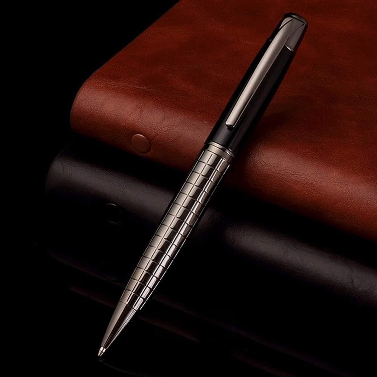 JHUBERS- Balpen Intrekbaar Draaimechanisme - Roestvrij Stalen Pen - 1,0 Mm Medium Punt - Soepel Schrijvende Inkt - Elegante Ontwerp - Ideaal Cadeau - Schrijfpunt