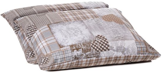 Twee kussenslopen met patchwork in bruintinten, ruiten en hartjespatroon.