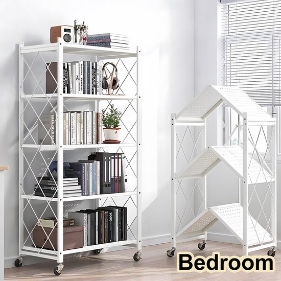 Wit opvouwbaar rek met 5 etages, met ruitpatroon aan de zijkanten en wieltjes. Gevuld met boeken en decoratie. Het rek is bedoeld voor de slaapkamer.