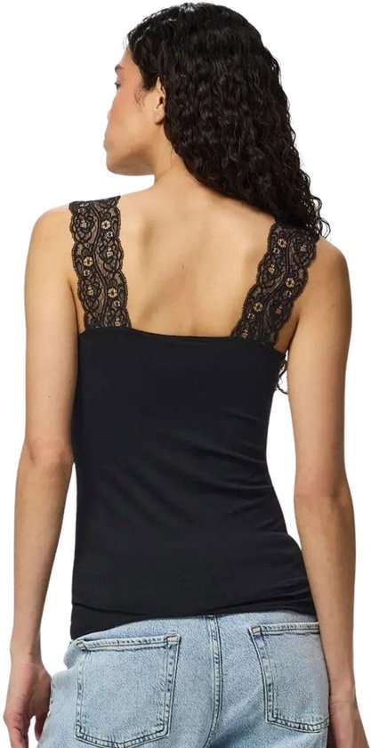 Zijaanzicht van achteren van een zwarte tanktop met kanten schouderbanden.