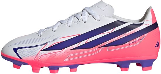 Zijaanzicht van een witte 'Hyperfast' voetbalschoen met roze en paarse strepen en noppen.