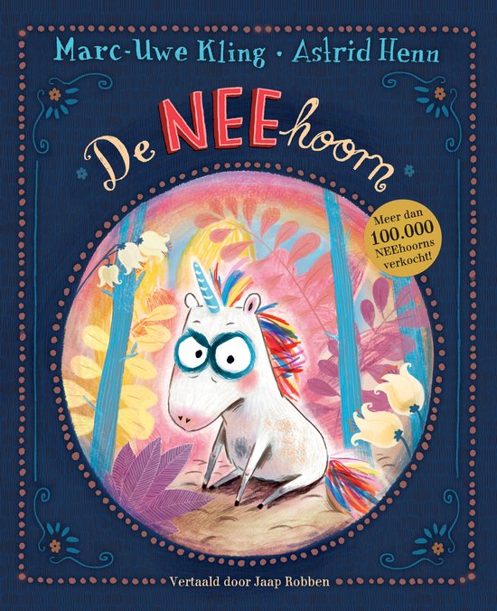 De Neehoorn, een witte eenhoorn met regenboogkleurige manen en een blauwe bril, zit in een bos met gele bloemen en blauwe planten.