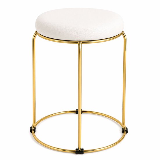 Een witte poef met een rond zitvlak en een glanzend gouden metalen frame, gefotografeerd op een witte achtergrond.