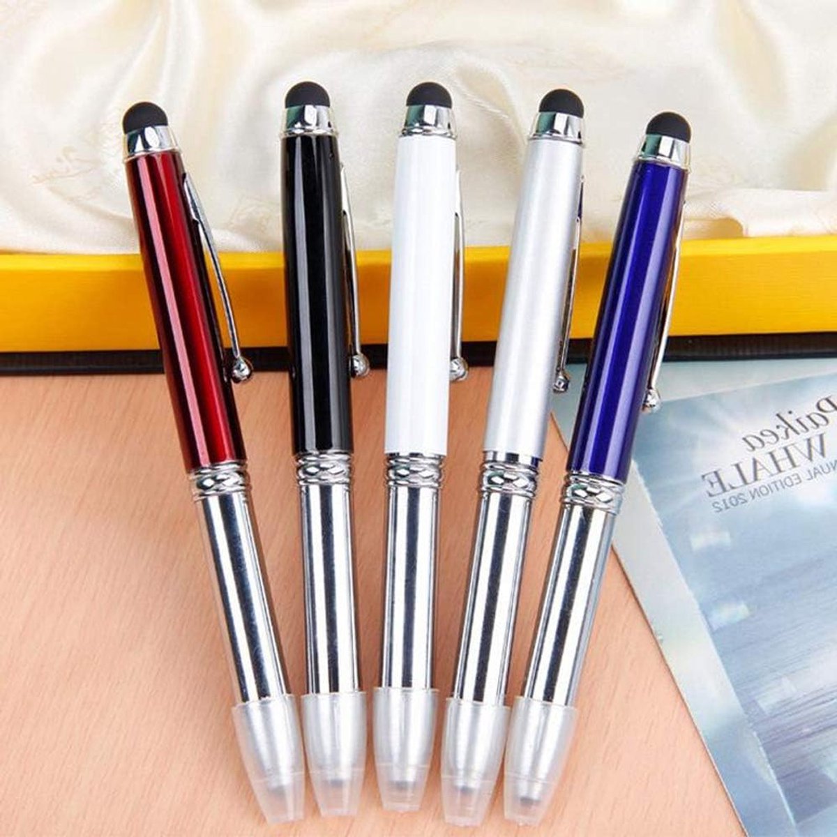 3-in-1 LED Pen met Balpen, Stylus en Zaklamp - Perfect voor Nachtelijk Schrijven en Creatief Gebruik (1 Stuk)