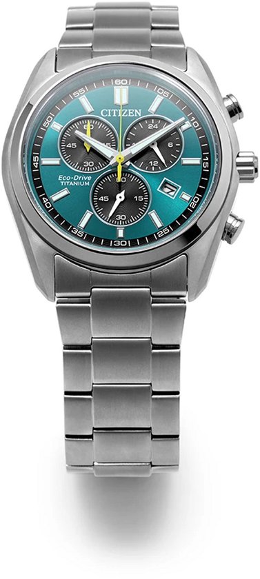 Zilverkleurig Citizen Eco-Drive Titanium horloge met groene wijzerplaat, in een hoek gepresenteerd.