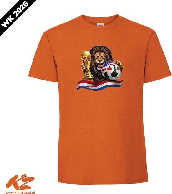 Oranje T-shirt met leeuw die WK-trofee en voetbal vasthoudt, met Nederlandse vlag.