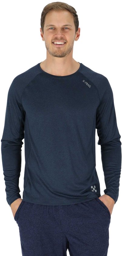 Homme souriant portant un t-shirt X-TRAIL bleu foncé à manches longues avec des logos.