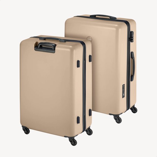 Twee beige koffers, een grote en een middelgrote, met zwarte accenten.